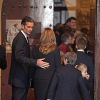 Iñaki Urdangarin tiene un gesto de cariño con la Infanta Cristina en el funeral de Juan Mari Urdangarin