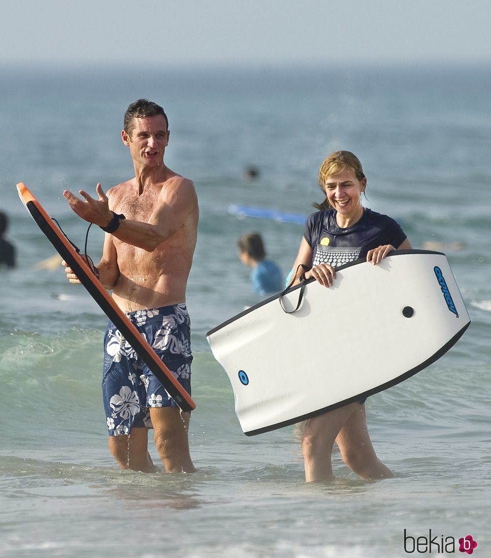 La Infanta Cristina e Iñaki Urdangarin se divierten en la playa de Bidart