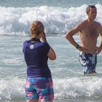 La Infanta Cristina hace una foto a Iñaki Urdangarin en bañador en la playa