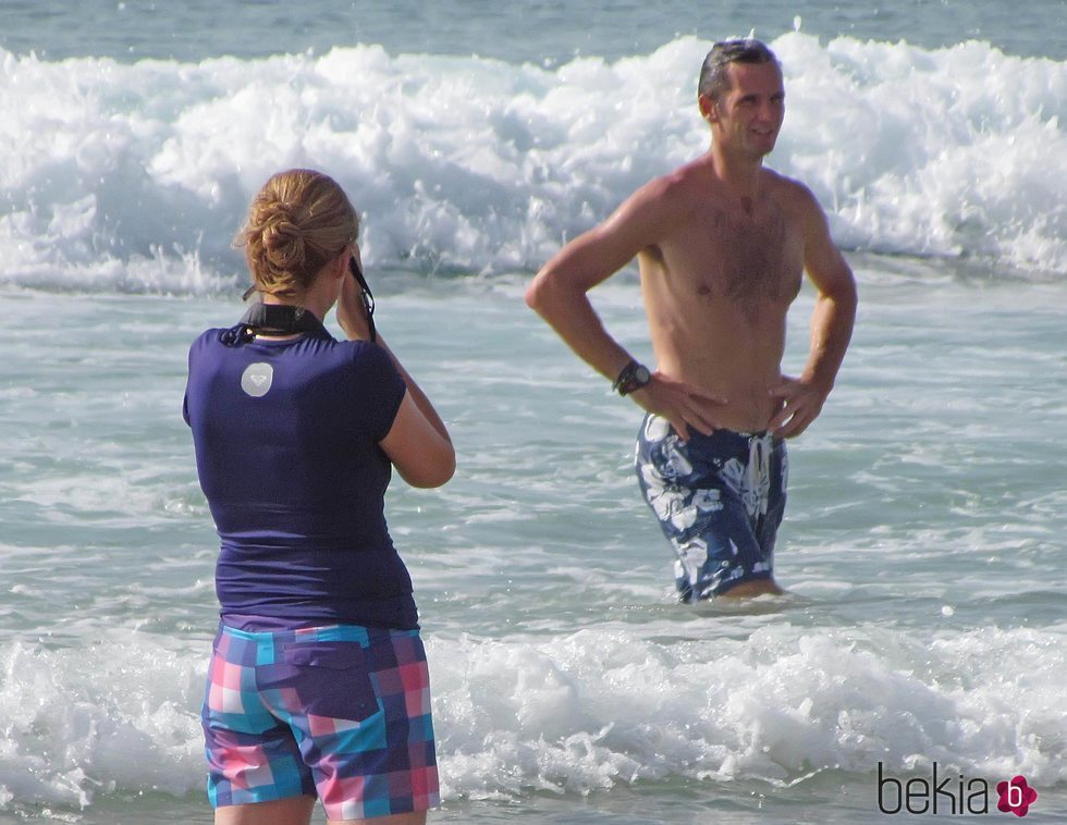 La Infanta Cristina hace una foto a Iñaki Urdangarin en bañador en la playa