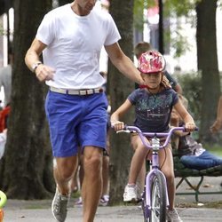 Iñaki Urdangarin enseña a su hija Irene Urdangarin a montar en bicicleta