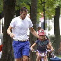 Iñaki Urdangarin enseña a su hija Irene Urdangarin a montar en bicicleta