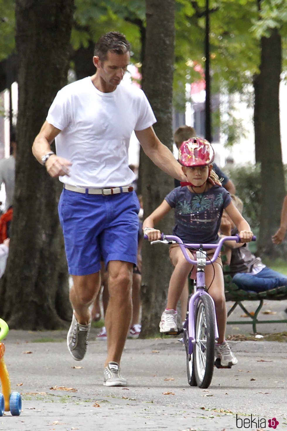 Iñaki Urdangarin enseña a su hija Irene Urdangarin a montar en bicicleta