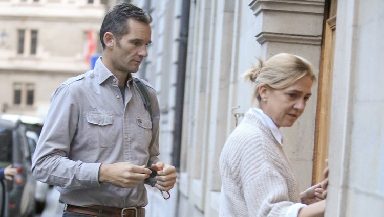 La Infanta Cristina e Iñaki Urdangarin entrando en la que fue su casa en Ginebra