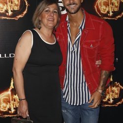 Hugo Paz y su madre, Mercedes Cruz, en la Fiesta Final de 'Supervivientes 2018'