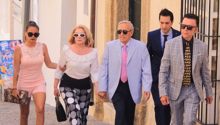 Gloria Camila, José Ortega Cano y otros familiares acudiendo al bautizo de la hija de José Fernando Ortega