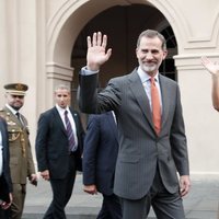 Los Reyes Felipe y Letizia saludando en un acto público durante su viaje oficial a Estados Unidos