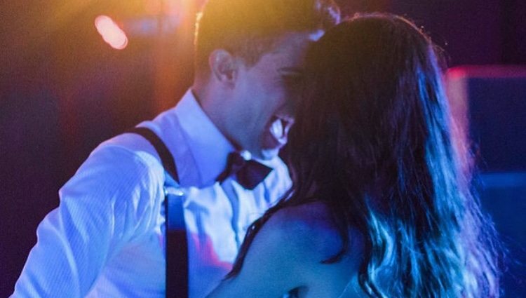 Marc Bartra y Melissa Jiménez bailando en su boda