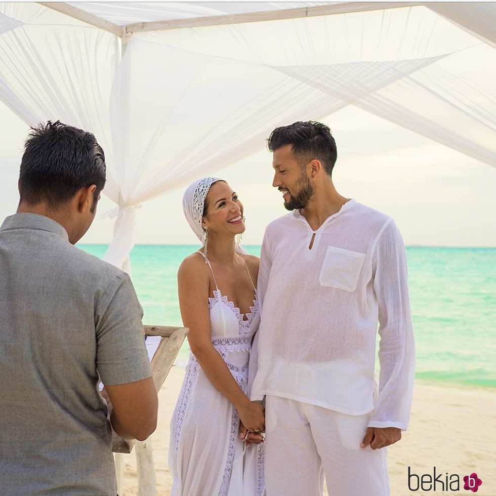 Tamara Gorro y Ezequiel Garay durante su boda por el rito de Maldivas