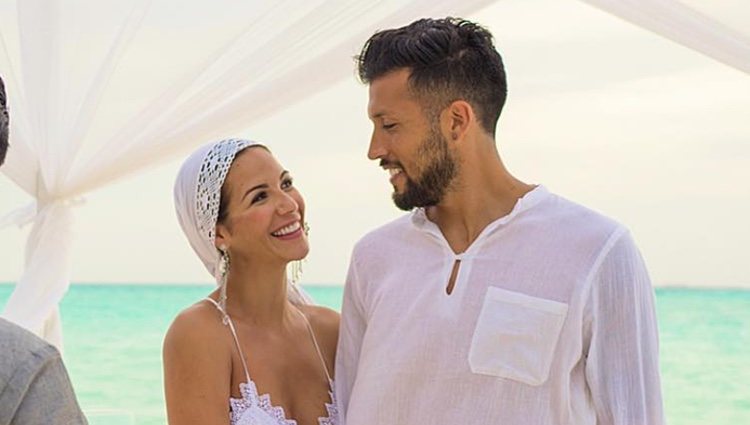 Tamara Gorro y Ezequiel Garay durante su boda por el rito de Maldivas