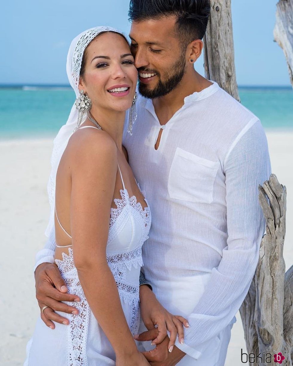 Tamara Gorro y Ezequiel Garay durante su boda en las Islas Maldivas