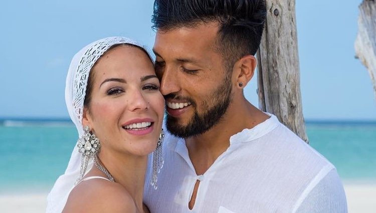 Tamara Gorro y Ezequiel Garay durante su boda en las Islas Maldivas