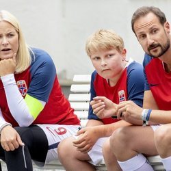 Haakon y Mette-Marit de Noruega descansan durante el partido solidario celebrado en su residencia