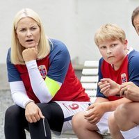 Haakon y Mette-Marit de Noruega descansan durante el partido solidario celebrado en su residencia