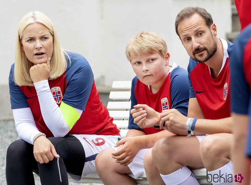 Haakon y Mette-Marit de Noruega descansan durante el partido solidario celebrado en su residencia