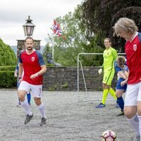 El Príncipe Haakon de Noruega jugando en el encuentro solidario celebrado en su residencia