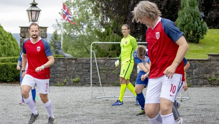 El Príncipe Haakon de Noruega jugando en el encuentro solidario celebrado en su residencia