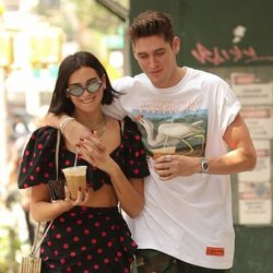 Dua Lipa y su novio pasean cogidos de la mano por las calles de Nueva York