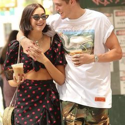 Dua Lipa y su novio muy cariñosos durante un paseo en Nueva York