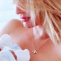 Candice Swanepoel con su segundo hijo en brazos