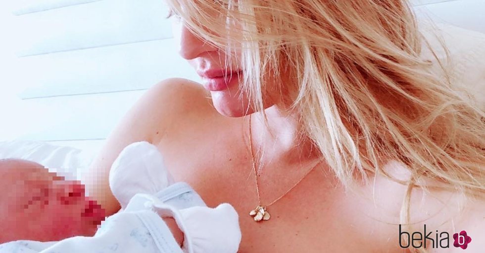 Candice Swanepoel con su segundo hijo en brazos