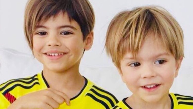 Milan y Sasha Piqué con la camiseta de la selección de Colombia