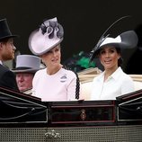 Meghan Markle y Sofía de Wessex acudiendo en carruaje a Ascot 2018