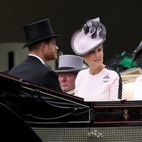 Meghan Markle y Sofía de Wessex acudiendo en carruaje a Ascot 2018