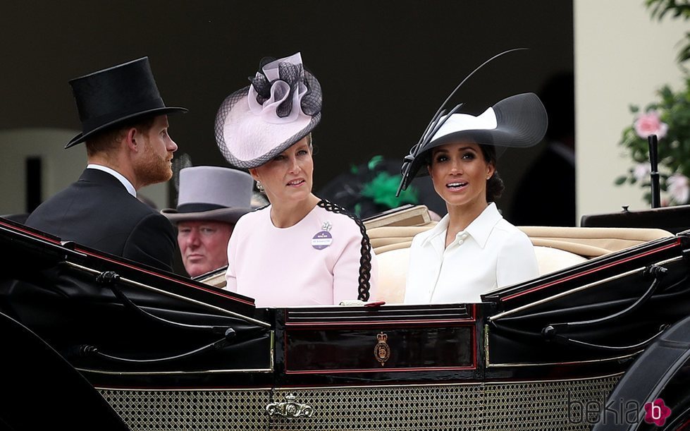 Meghan Markle y Sofía de Wessex acudiendo en carruaje a Ascot 2018