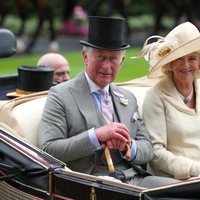 El Príncipe Carlos y Camila Parker llegando a Ascot 2018