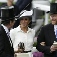 El Príncipe Harry y Meghan Markle sonrientes en Ascot 2018