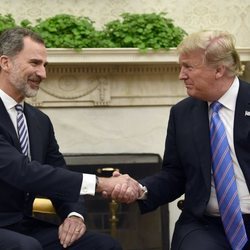 El Rey Felipe VI y Donald Trump dándose la mano en el despacho oval