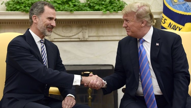 El Rey Felipe VI y Donald Trump dándose la mano en el despacho oval