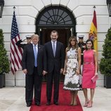 Los Reyes Felipe y Letizia posando en la entrada de la Casa Blanca con Donald y Melania Trump