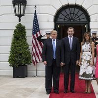 Los Reyes Felipe y Letizia posando en la entrada de la Casa Blanca con Donald y Melania Trump