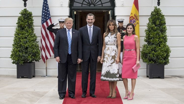 Los Reyes Felipe y Letizia posando en la entrada de la Casa Blanca con Donald y Melania Trump