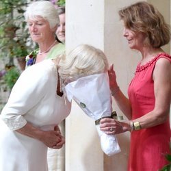 Camilla Parker oliendo un ramo de flores en el Garden Museum