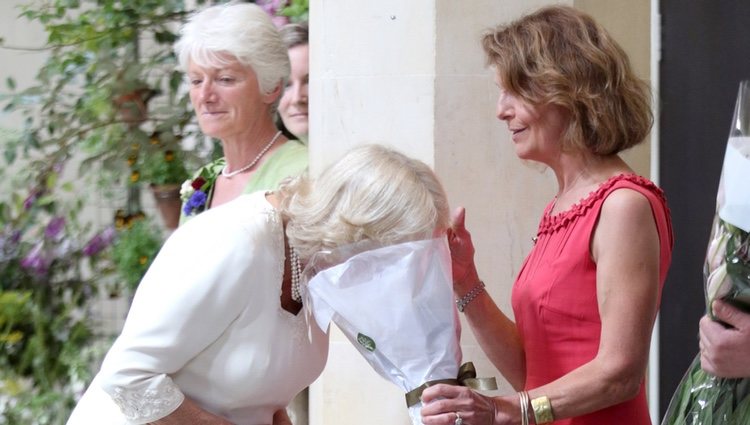 Camilla Parker oliendo un ramo de flores en el Garden Museum