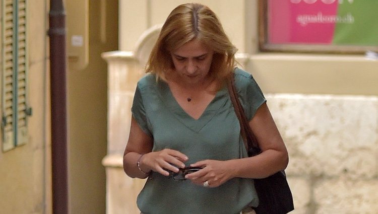 La Infanta Cristina pasea apenada por Ginebra tras el ingreso en prisión de Iñaki Urdangarin