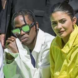 Kylie Jenner y Travis Scott durante el desfile de Virgili Abloh en París