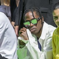 Kylie Jenner y Travis Scott durante el desfile de Virgili Abloh en París