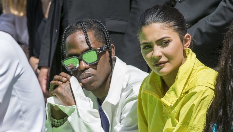 Kylie Jenner y Travis Scott durante el desfile de Virgili Abloh en París