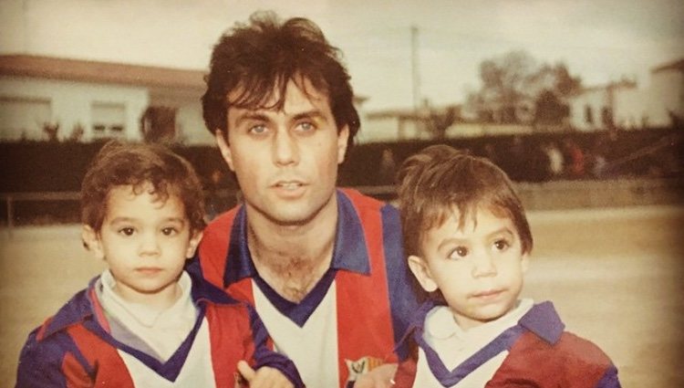 Marc y Èric Bartra de pequeños junto a su padre, Josep Bartra