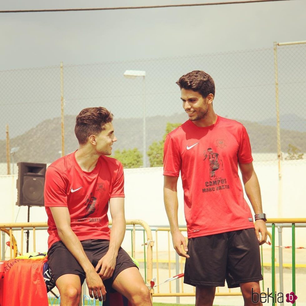 Èric y Marc Bartra con la camiseta del Campus Marc Bartra