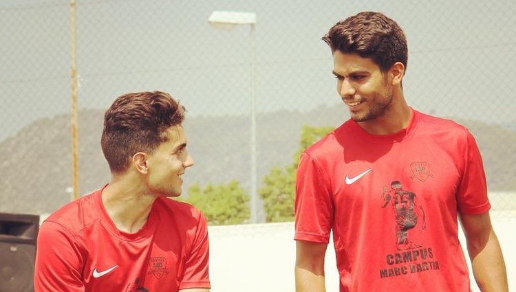 Èric y Marc Bartra con la camiseta del Campus Marc Bartra