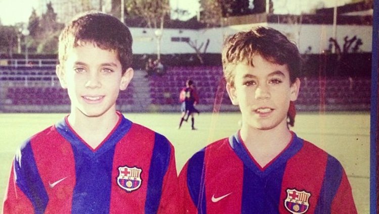 Marc y Èric Bartra de pequeños con camisetas del F.C. Barcelona