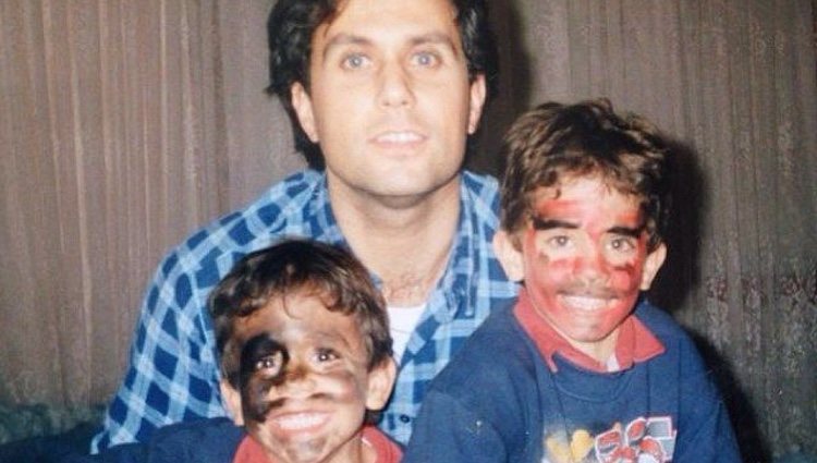 Èric y Marc Bartra de pequeños junto a su padre, Josep Bartra