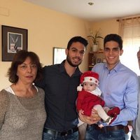 Marc Bartra junto a su hermano Èric, sus padres Montse y Josep, y su hija Gala en Navidad