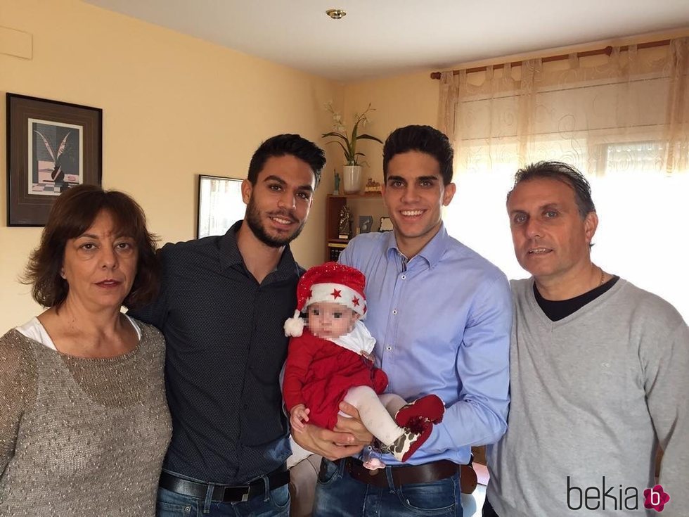 Marc Bartra junto a su hermano Èric, sus padres Montse y Josep, y su hija Gala en Navidad