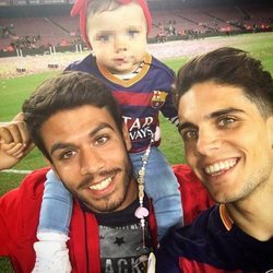 Èric Bartra sujeta a su sobrina Gala, la hija de Marc, en el Camp Nou